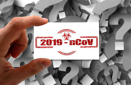 Eine Hand hält eine Visitenkarte mit der Aufschrift 