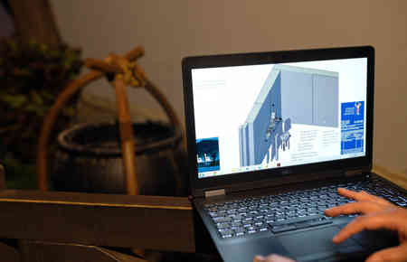 Eine Person konfiguriert auf ihrem Laptop die Einrichtung für zu Hause.