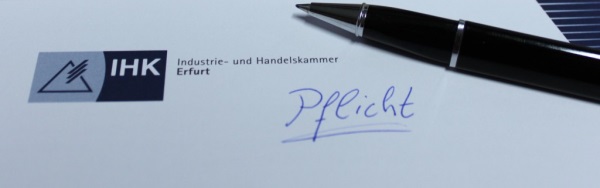 IHK Briefpapier mit dem Logo der IHK Erfurt, darauf ein Kugelschreiber und das handschriftliche Wort 