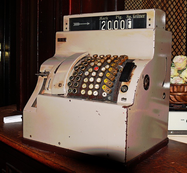 uralte Kasse für Kellner in Mark und Pfennig